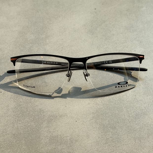 Oakley TIE BAR 0.5 젠슨황 반무테 안경