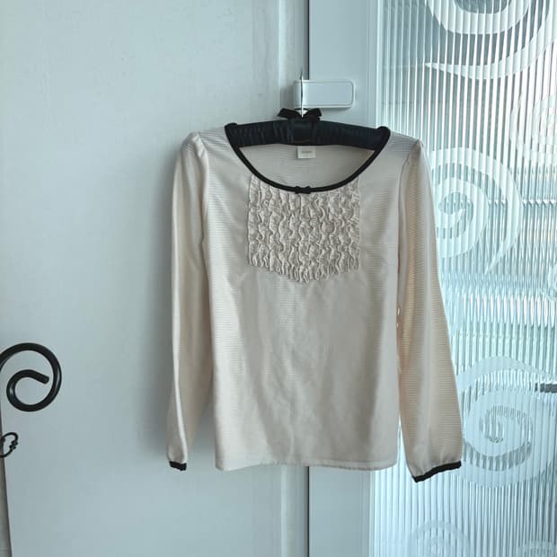 ruffle bib ribbon top