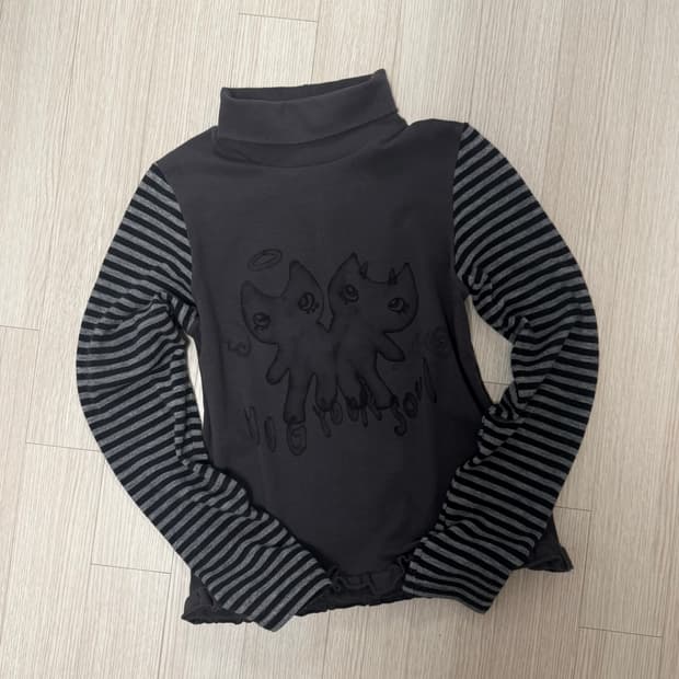 허그유어스킨 드로잉 프릴 폴라 탑 차콜 블랙