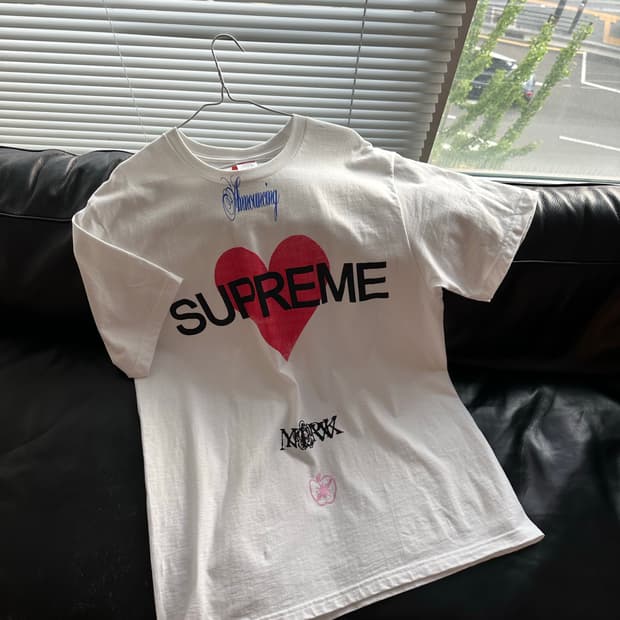 슈프림 어나운싱 하트 티셔츠