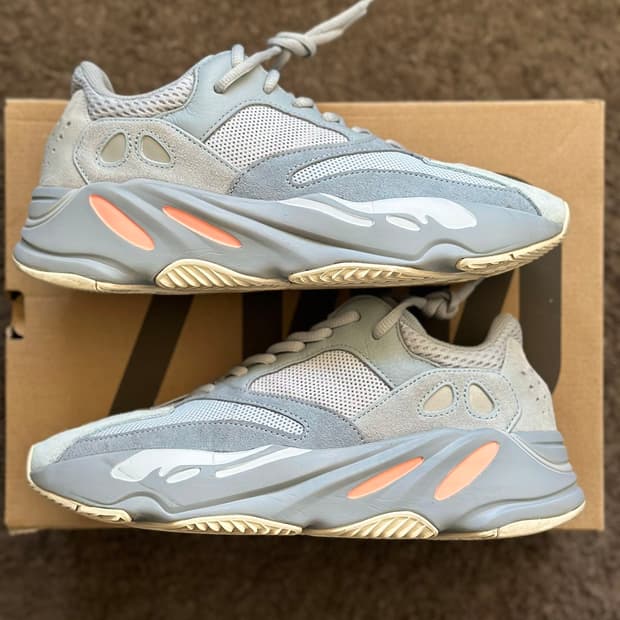 아디다스 이지 부스트 700 이너시아