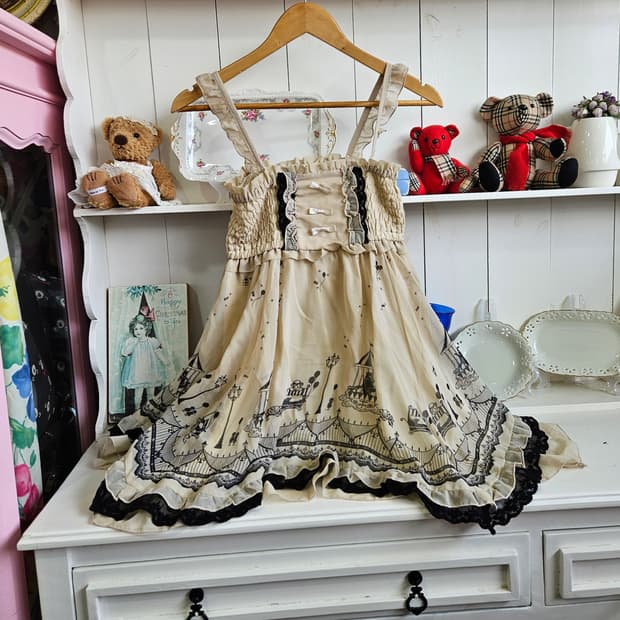 0327(Axes Femme) 놀이공원 프린트 셔링 점퍼원피스