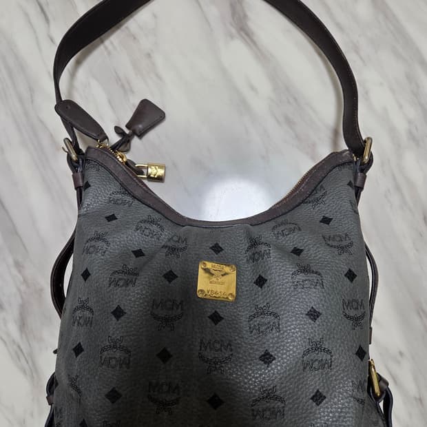 MCM 비세토스 그레이 호보백