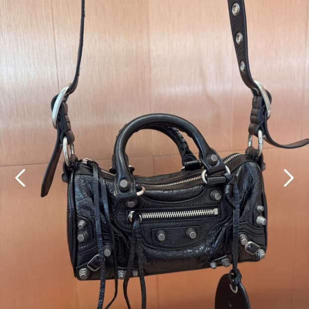 발렌시아가 미니 더플백 블랙색상 구해영