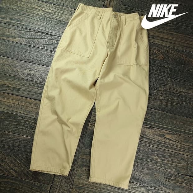 [나이키] 스우시 자수 코튼 테이퍼드 퍼티그 팬츠 베이지 M19137