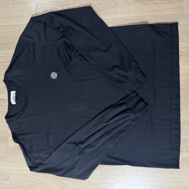 2XL 사이즈 스톤아일랜드 블랙 롱슬리브입니다. 깔끔한 디자인이라 어디든