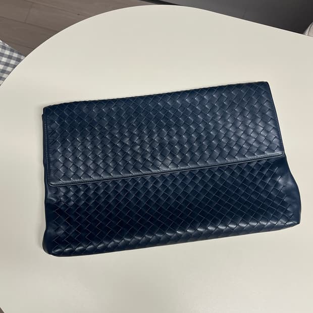 보테가 베네타 인트레치아토 클러치 딥블루