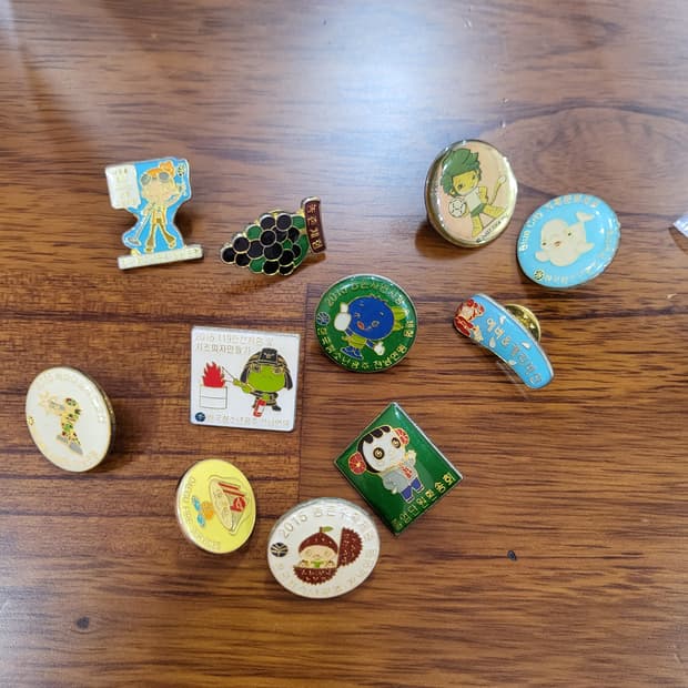 깜찍한 빈티지 뱃지 들