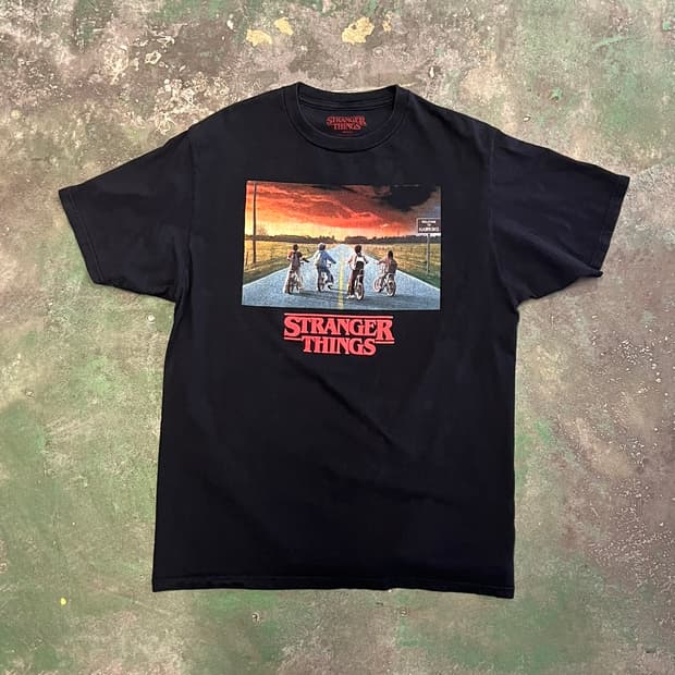 [L] 넷플릭스 기묘한이야기 그래픽 오피셜 머천 반팔 티셔츠