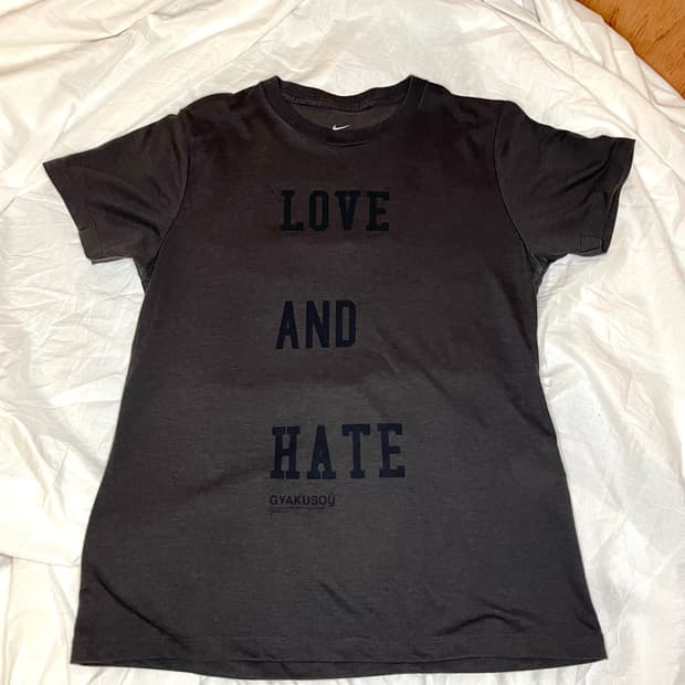 언더커버 나이키 갸쿠소우 러브앤헤이트 그레이 반팔 티셔츠