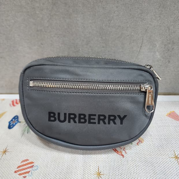 버버리 나일론 미니 크로스백 그레이