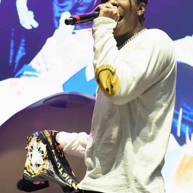 캐피탈 스마일 롱슬리브