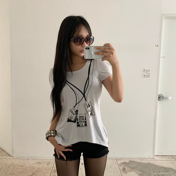 Necklace graphic tee