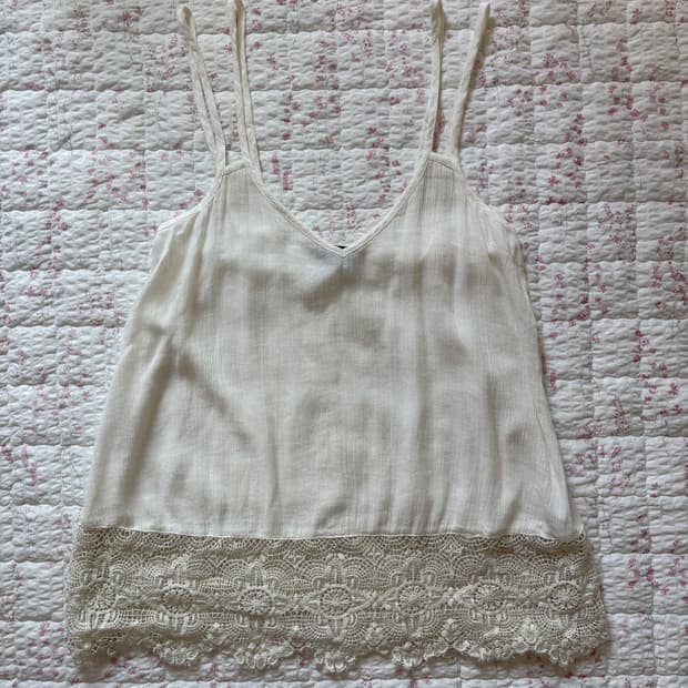 Lace sleeveless