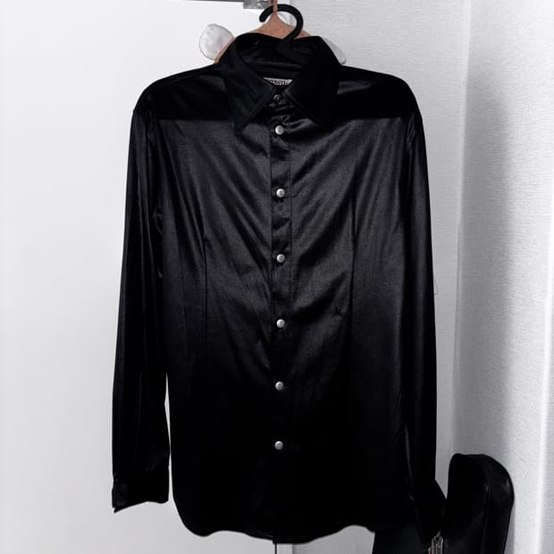 Growth 블랙 글로시 셔츠