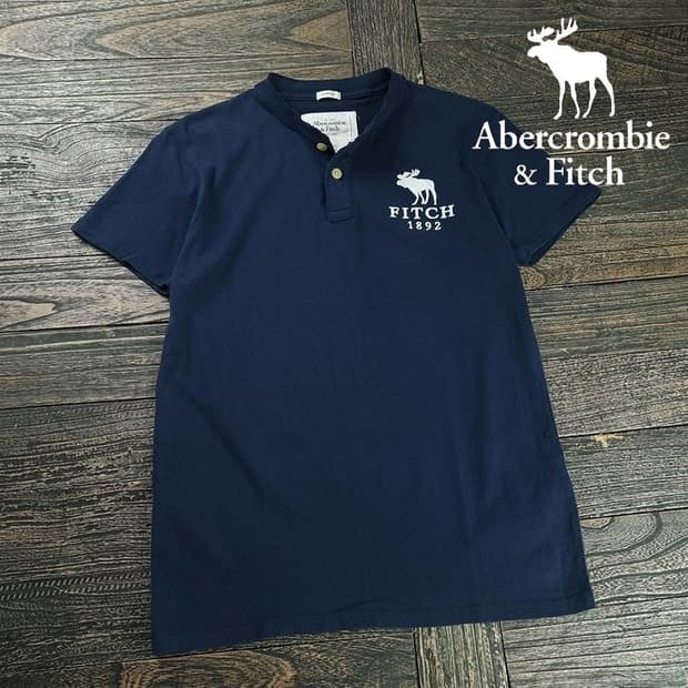 [아베크롬비] 로고 패치 슬림핏 헨리넥 반팔티 네이비 M20194