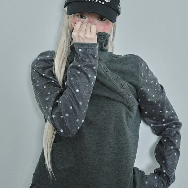 허그유어스킨 플라워 버튼 탑 차콜