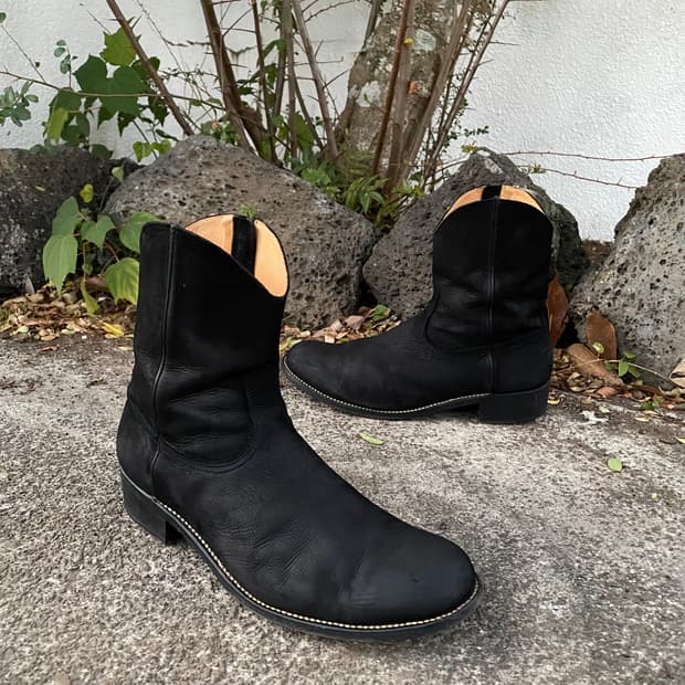 (9) the letters 스웨이드 부츠