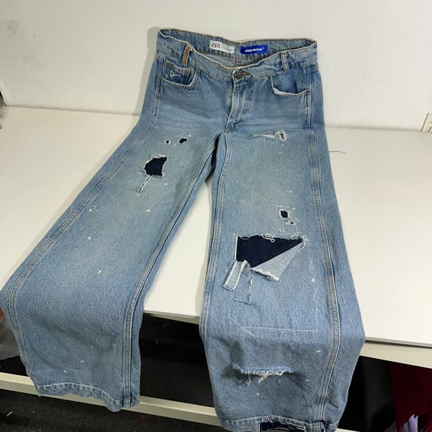34 아더에러 X 자라 자더에러 연청 패치워크 디스트로이드 데님팬츠