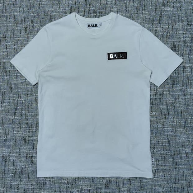 [S] 발레르(BALR.) 메탈 플레이트 로고 반팔 티셔츠 (화이트)