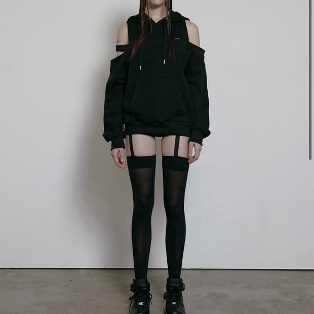 보헤미안서울 컷아웃 오프숄더 후디 블랙 CUT OUT OFF SHOULD