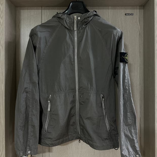 스톤아일랜드 나일론 메탈 25ss 와트로 후드 자켓