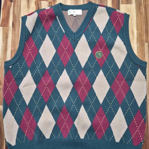 클럽액티비티 아가일 패턴 니트 베스트