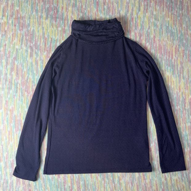 퍼플 도트 레이스 목폴라 티셔츠