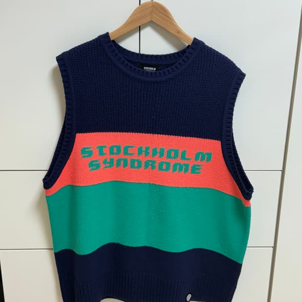 스톡홀름신드롬 니트조끼 베스트 네이비