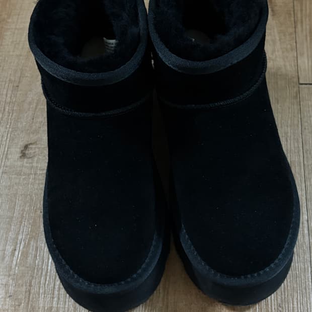 어그 플랫폼 블랙 제니 착용