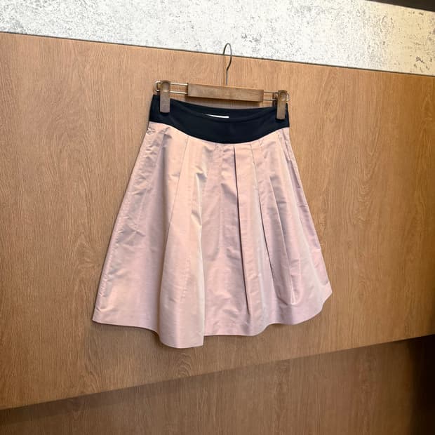 질 바이 질스튜어트 미디 스커트 핀턱 플리츠 디테일 플레어핏 라이트 핑크