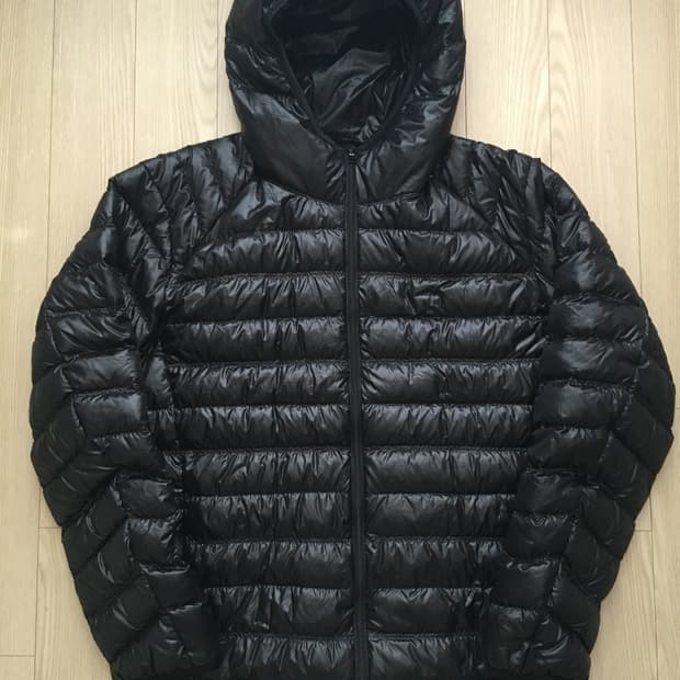 (S) 유니클로 후드 경량패딩 유광 블랙