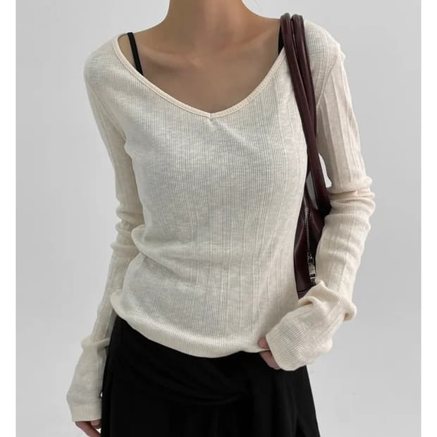 블랙업 루빌리 와이드 브이넥 긴팔티 아이보리