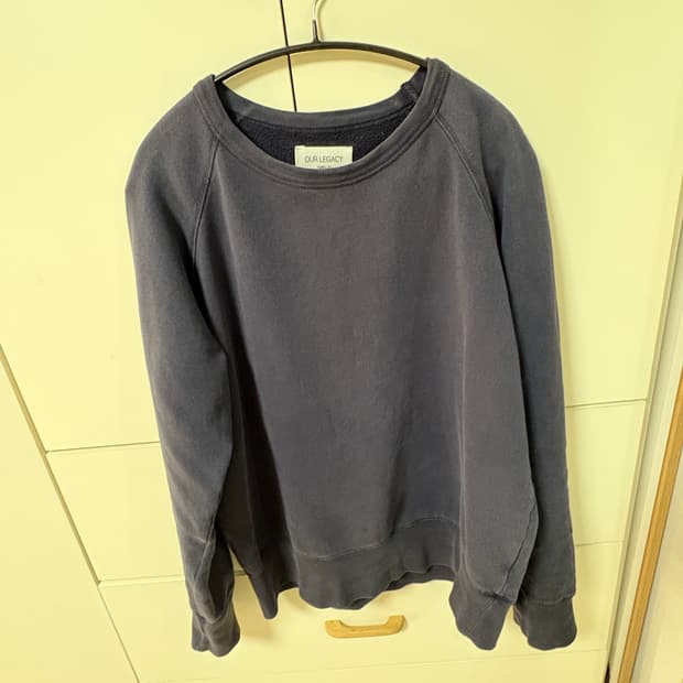 아워레가시 네이비 스웻셔츠