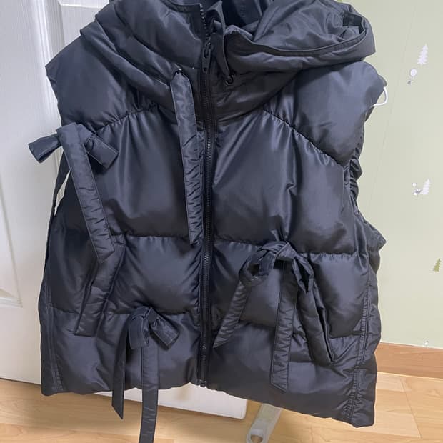 셀리테일즈 리본 디테일 패딩 베스트