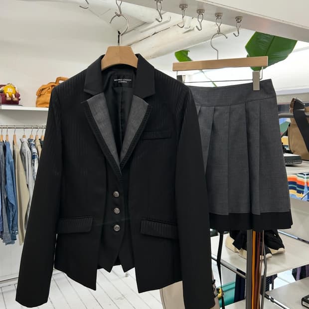 미치코런던 Y2K 블랙 자켓 + 플리츠 스커트 셋업