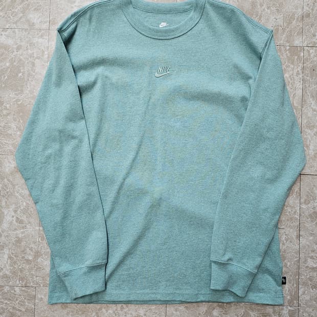 나이키  프리미엄 에센셜 긴팔 티셔츠 M