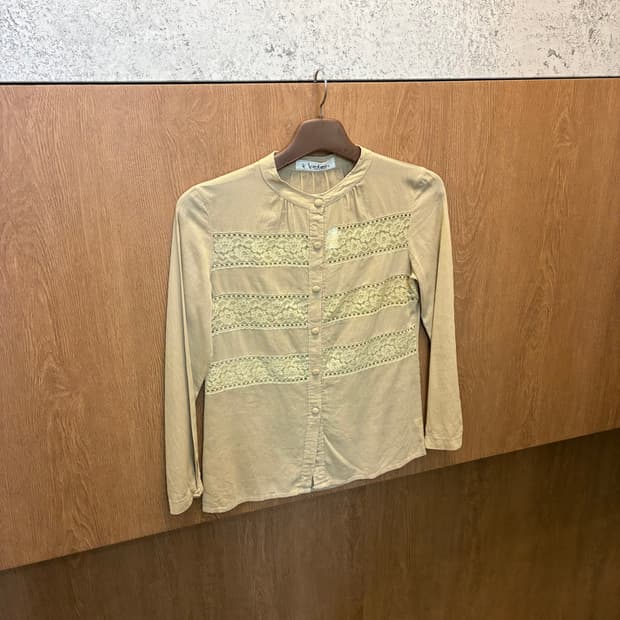 빈티지 블라우스 긴팔 레이스 자수 버튼 밴드 카라 디테일 베이지 k436