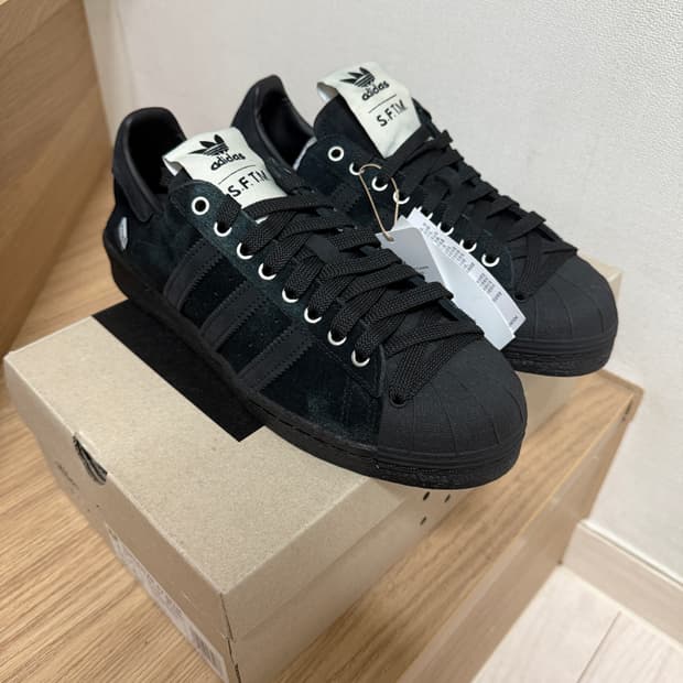 아디다스 x 송 포 더 뮤트 블랙 슈퍼스타 260