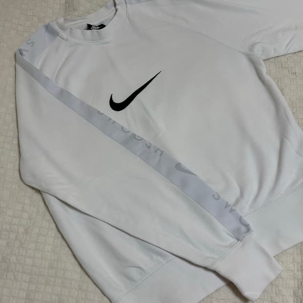 나이키 스우시 맨투맨