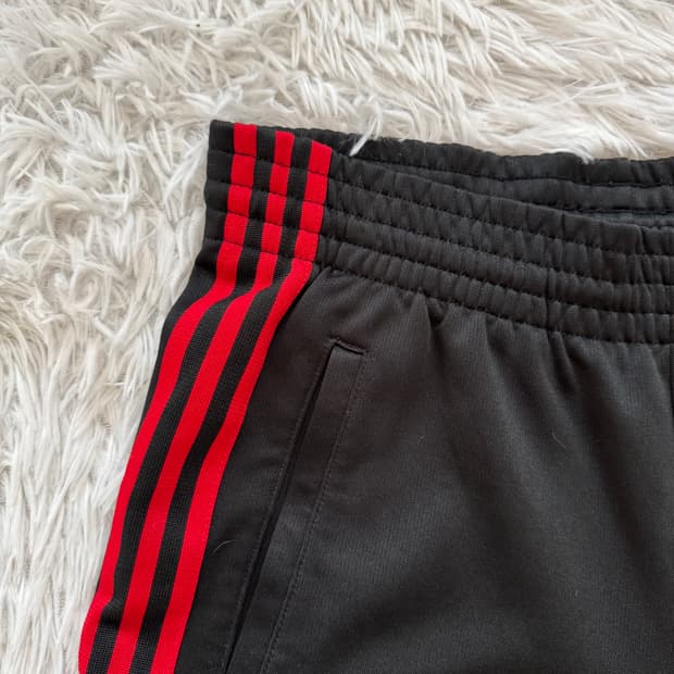 ADIDAS 일본빈티지 반바지입니다. 사용감이 거의 없으며 상태는 아주 