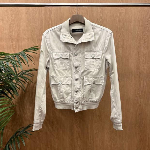 디스퀘어드2 하이넥 코튼 자켓 버튼 플랩 포켓 로고 자수 디테일 베이지