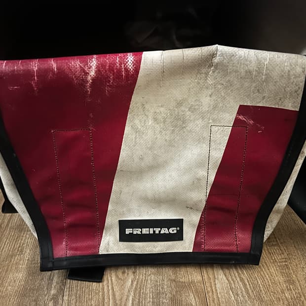 프라이탁 덱스터 흰빨