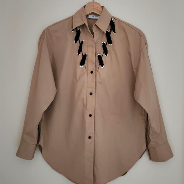 (1사이즈) 산드로 아일렛포인트 셔츠 (베이지색상)