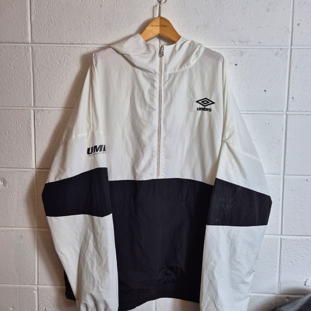 110 )엄브로 화이트 블랙 바람막이 아노락