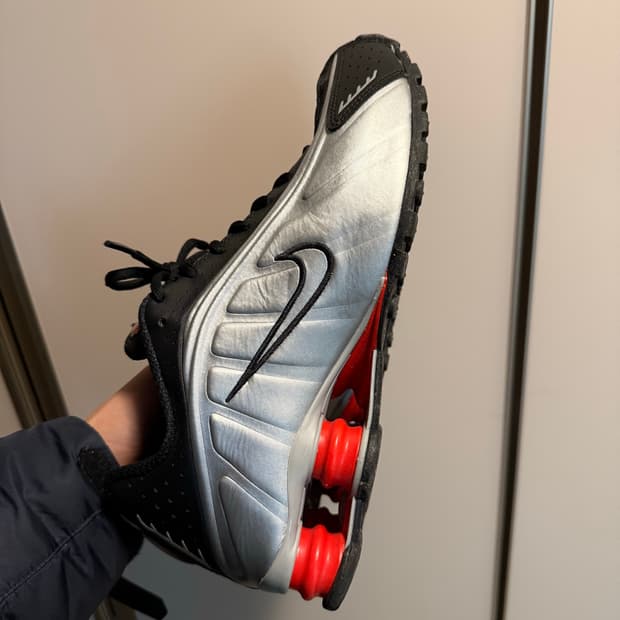 나이키 샥스 270 메탈릭 실버 최근 거래가 30만원