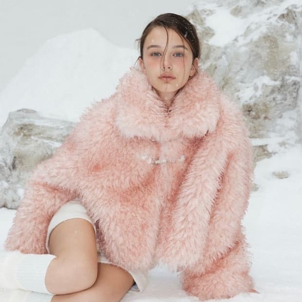 [새상품] 더티스 핑크 크롭 퍼 자켓