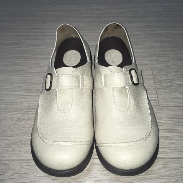 Buckle beige shoes