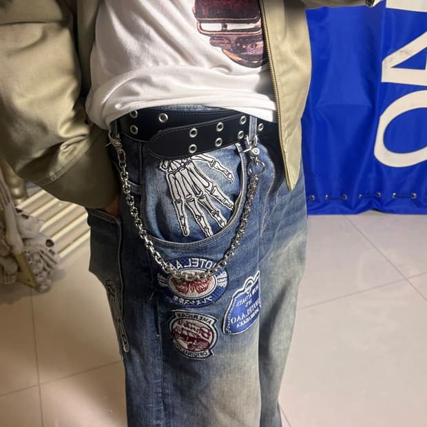 ON SKULL CHAIN 해골 사슬을 맨 여자