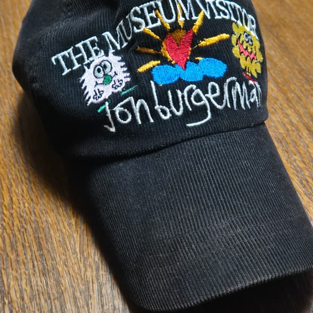 더뮤지엄비지터 존버거맨 모자